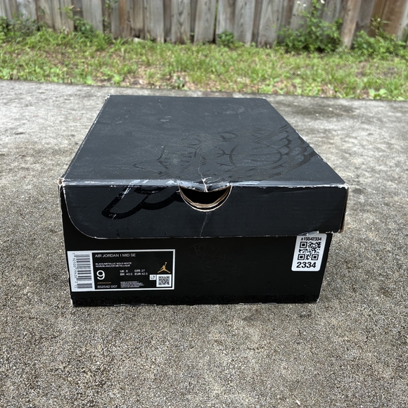 Jordan Black and White Athletic Shoes Classic Design - Picture 10 of 10